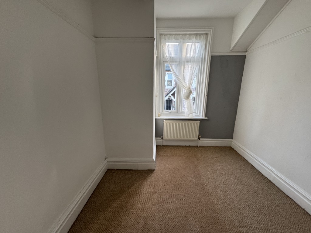 Lot: 37 - MID-TERRACE PROPERTY COMPRISING THREE-BEDROOM MAISONETTE AND GARDEN FLAT FOR IMPROVEMENT AND REPAIR - 52 Meadfoot Lane bed three